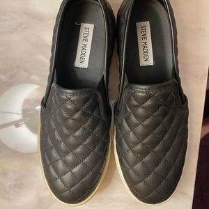 Steve Madden black leather flats